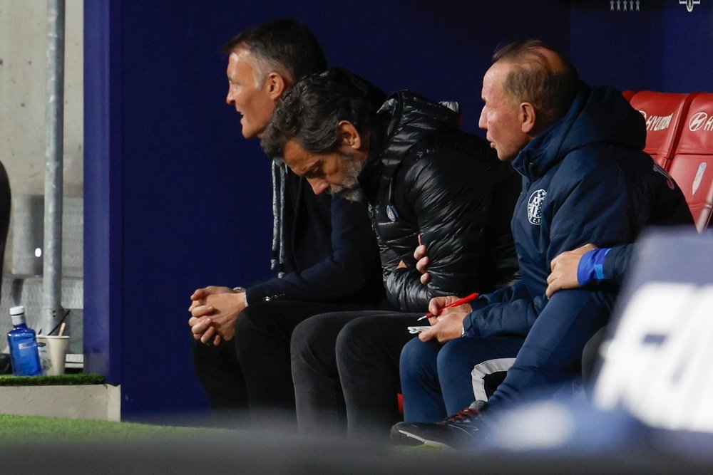 El entrenador del Getafe, Quique Sánchez Flores (c), durante el partido entre el Atlético de Madrid y el Getafe CF correspondiente a la jornada 20 de LaLiga Santander, este sábado en el Estadio Cívitas Metropolitano de Madrid. EFE/ J.J.Guillén