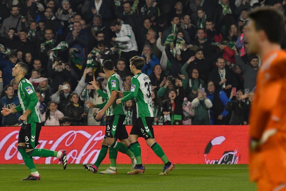 Los jugadores del Real Betis celebran el gol de Juanmi, durante el partido de la jornada 20 de la Liga Santander en el estadio Benito Villamarín, en Sevilla. EFE/ Raúl Caro.