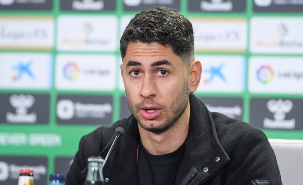 El delantero Ayoze Pérez, durante su presentación como nuevo jugador del Real Betis Balompié, en la sala de prensa del Estadio Benito Villamarín en Sevilla. EFE/ Raúl Caro.