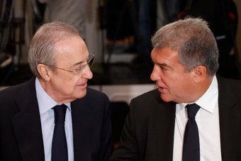 'Mundo Deportivo' exclusively reports that Real Madrid president Florentino Perez went down to see the referees of 'El Clasico' against Barcelona before their match this weekend. The newspaper does not go further, although it underlines the presence of Carlos Megia Davila, advisor to the 'Merengues', and Miguel Angel Perez Lasa, official-informer of the RFEF, as well as the surprise of the 'Cules' at this meeting.