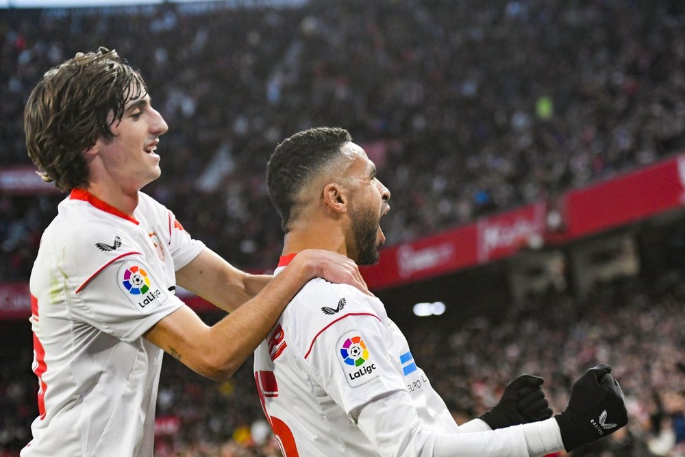 El delantero marroquí del Sevilla, Youssef En-Nesyri (d), celebra el primer gol del equipo sevillista durante el encuentro correspondiente a la jornada 21 de la Liga Santander en el estadio Ramón Sánchez Pizjúan de Sevilla. EFE/ Raúl Caro.
