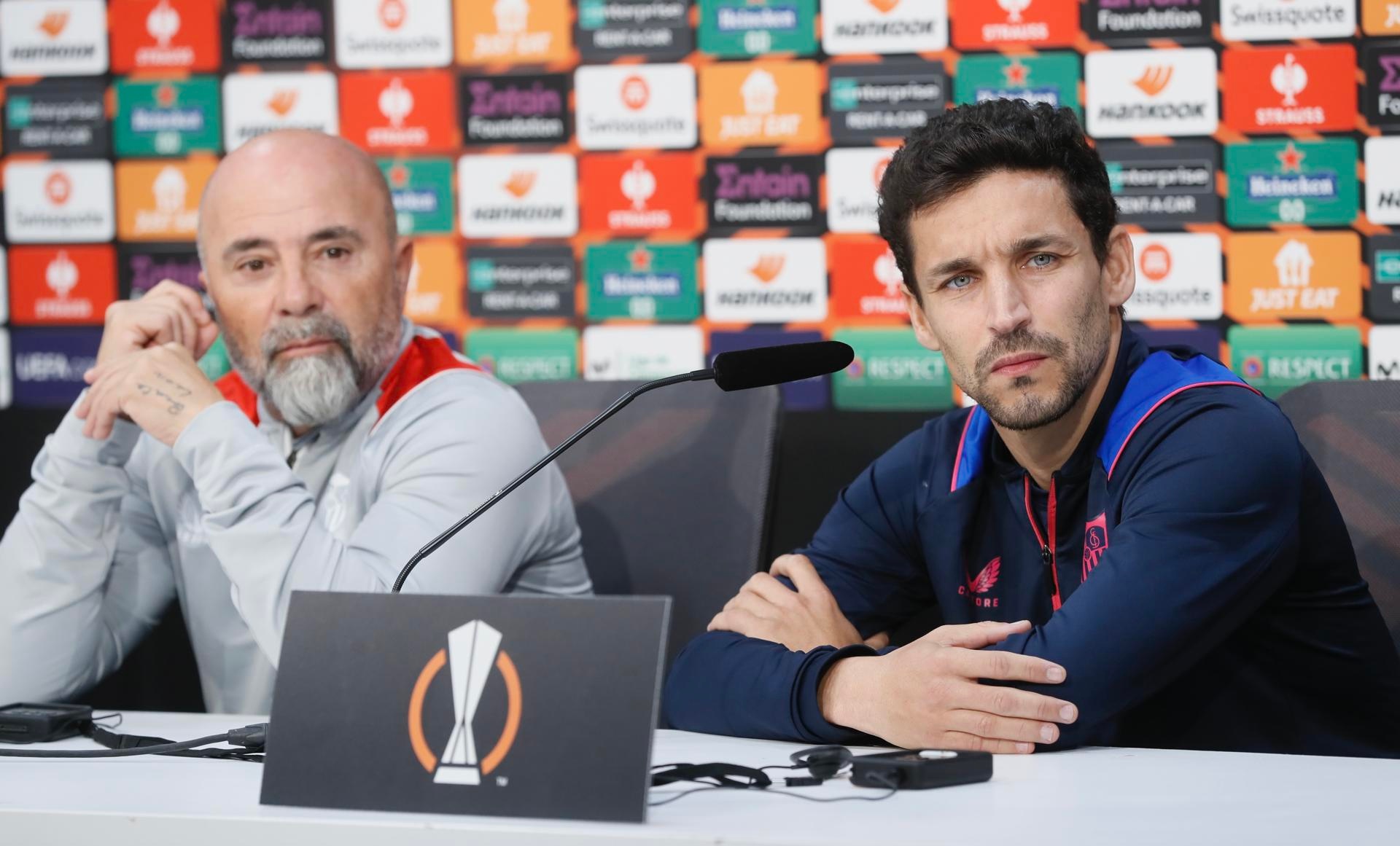 El entrenador del Sevilla, Jorge Sampaoli junto al capitán Jesús Navas, en la rueda de prensa previa al partido de Europa League ante el PSV. EFE/José Manuel Vidal