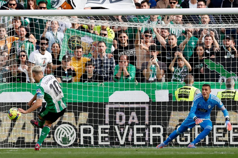 El centrocampista del Betis, Sergio Canales, marca gol ante el portero del Valladolid Jordi Masip, durante el partido de la Jornada 22en el estadio Benito Villamarín de Sevilla. EFE/Julio Muñoz
