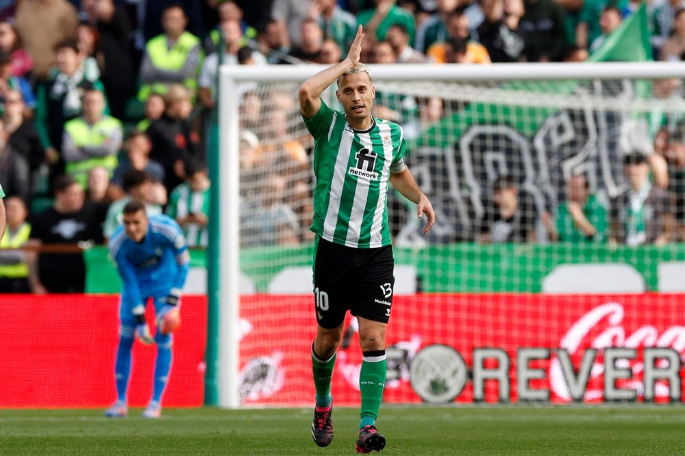 El centrocampista del Betis, Sergio Canales, celebra su gol ante el Valladolid durante el partido de la Jornada 22 de LaLiga en el estadio Benito Villamarín de Sevilla. EFE/Julio Muñoz