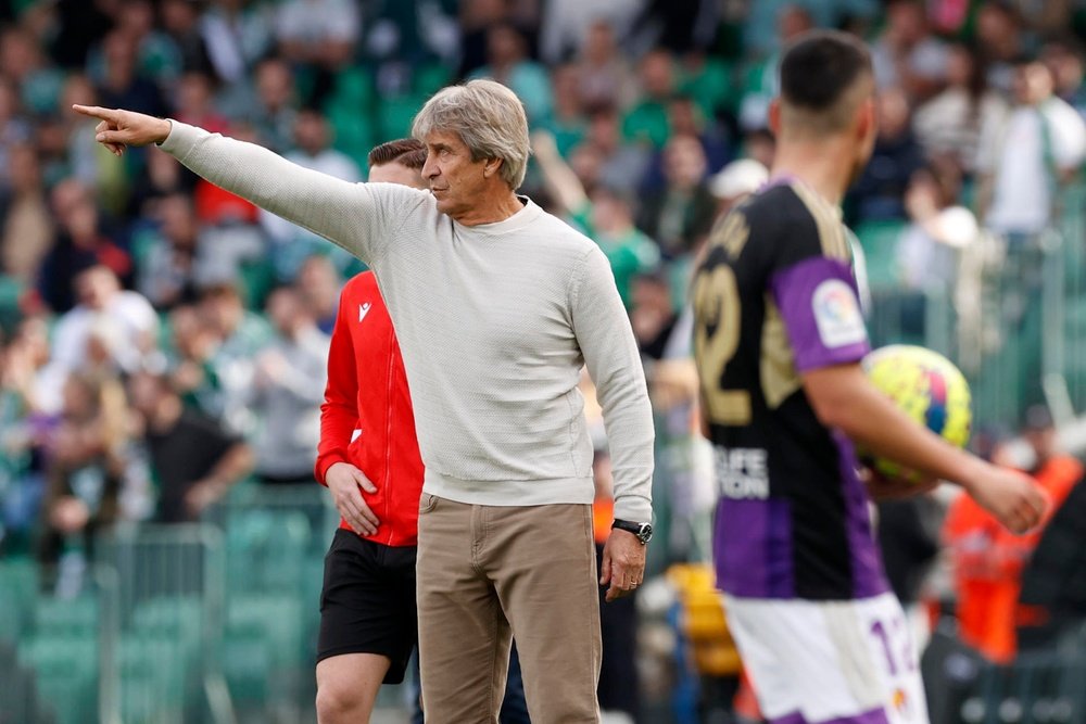 El entrenador del Betis, Manuel Pellegrini, da instrucciones a sus jugadores durante el partido de la Jornada 22 en el estadio Benito Villamarín de Sevilla. EFE/Julio Muñoz