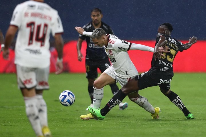 Flamengo confirma lesão ligamentar de Varela