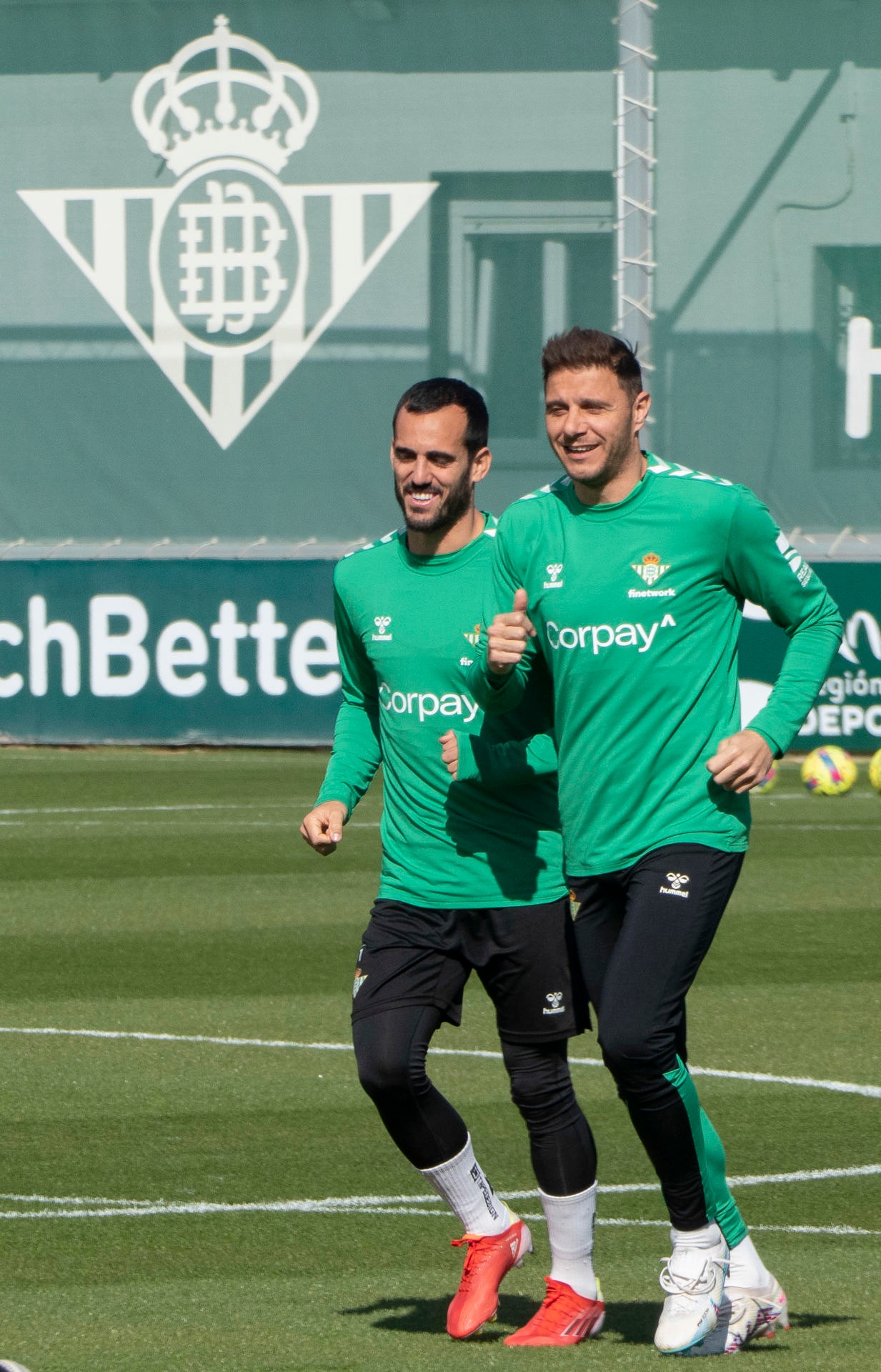 Juanmi (i) y Joaquín Sánchez, en una imagen de archivo de un entrenamiento. EFE/David Arjona