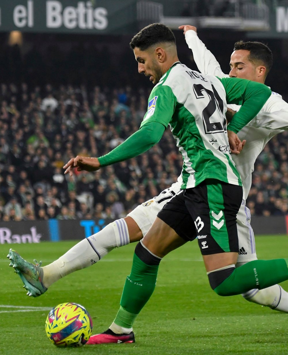 El delantero del Betis Ayozé Pérez (i) trata de superar a Lucas Vázquez, del Real Madrid, durante el partido de LaLiga que Real Betis y Real Madrid en el estadio Benito Villamarín, en Sevilla. EFE/Raúl Caro