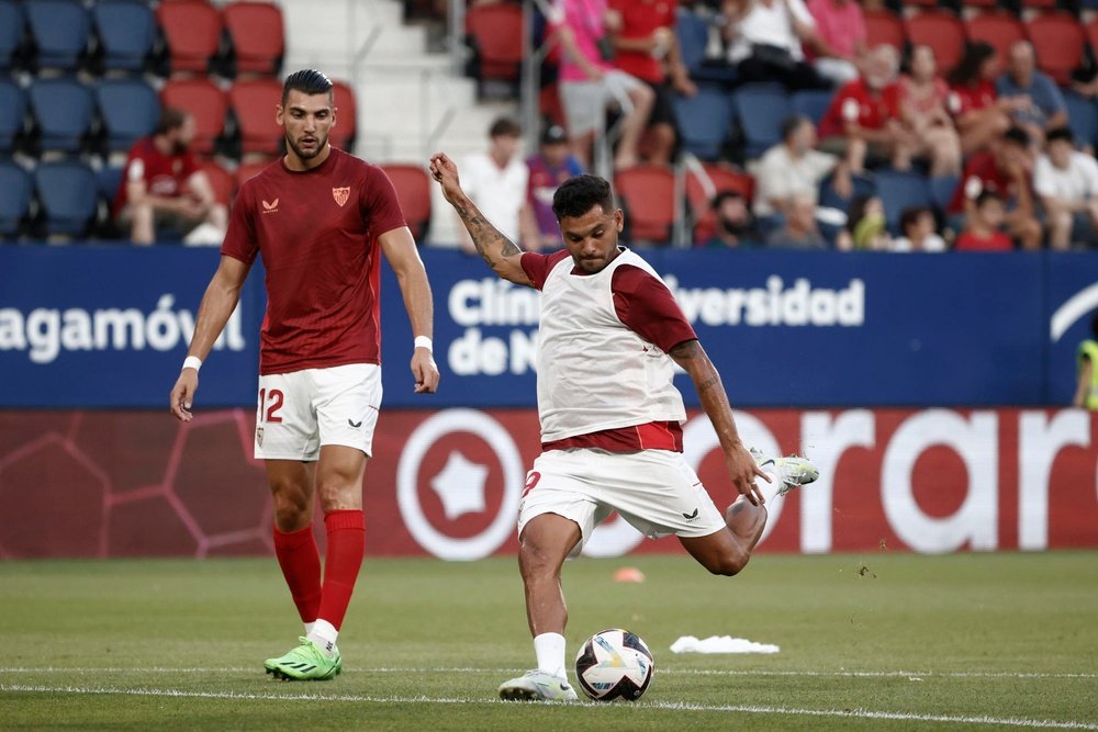 El extremo mexicano Jesús `Tecatito` Corona (d) y el delantero Rafa Mir (i), del Sevilla, en foto de archivo de Jesús Diges. EFE