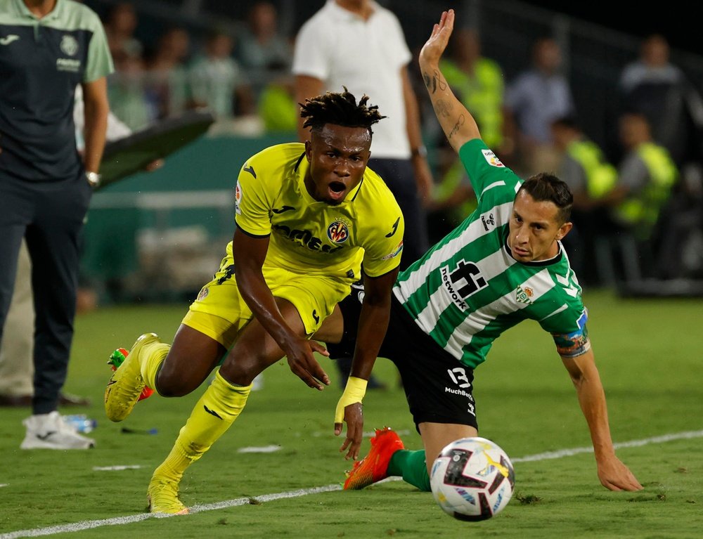 El centrocampista nigeriano del Villarreal Samuel Chukwueze (i) se escapa del mexicano Andrés Guardado (d), del Real Betis, durante el partido de la quinta jornada de Liga en Primera División en el estadio Benito Villamarín, en Sevilla en foto de archivo de Julio Muñoz