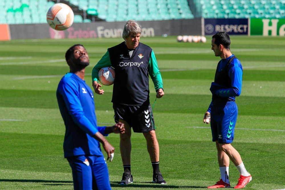 El delantero del Real Betis Juanmi (d) y su entrenador, Manuel Pellegrini (c), conversan durante el entrenamiento realizado este miércoles en el estadio Benito Villamarín, donde mañana jueves se enfrenta al Manchester United en el partido de vuelta de octavos de final de la Liga Europa en Sevilla. EFE/Julio Muñoz .