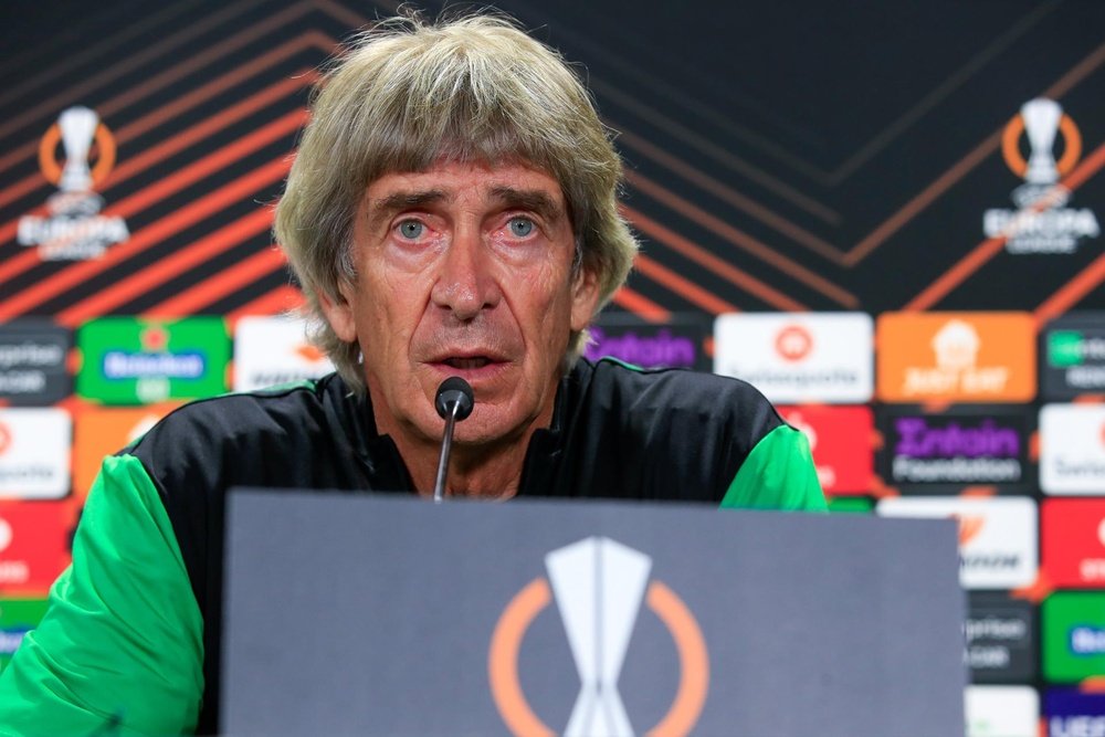 El entrenador del Real Betis, Manuel Pellegrini, durante la rueda de prensa tras el entrenamiento realizado este miércoles en el estadio Benito Villamarín, donde mañana jueves se enfrenta al Manchester United en el partido de vuelta de octavos de final de la Liga Europa en Sevilla. EFE/Julio Muñoz