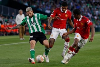 Aitor Ruibal (i), defensa del Real Betis, disputa un balón con el defensa neerlandés Tyrell Malacia y el atacante inglés Marcus Rashford (c), del Manchester United, durante el partido de vuelta de octavos de final de la Liga Europa que estos dos equipos juegan este jueves en el estadio Benito Villamarín de la capital hispalense. EFE/Julio Muñoz
