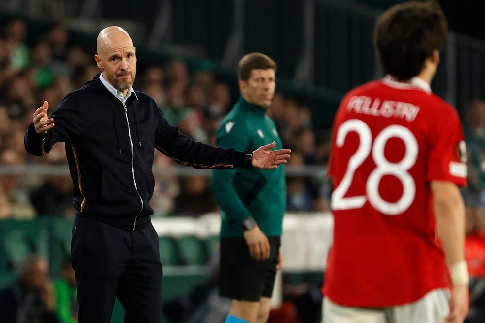 Ten Hag will be without several key players for the upcoming matches. EFE
