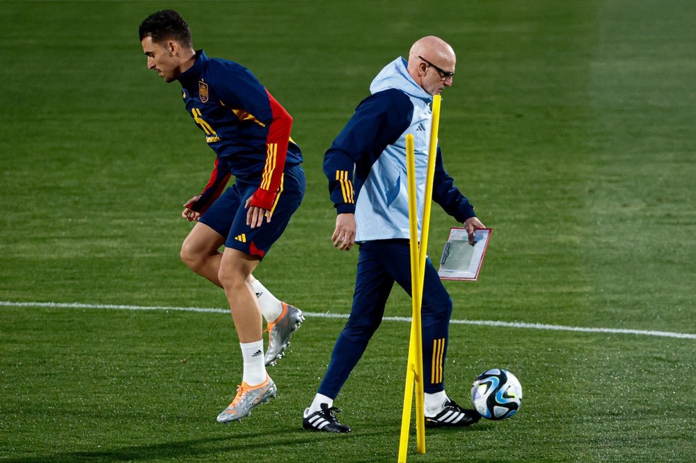 Dani Ceballos (i), junto a Luis de la Fuente (d), durante el entrenamiento de este lunes. EFE/ Mariscal