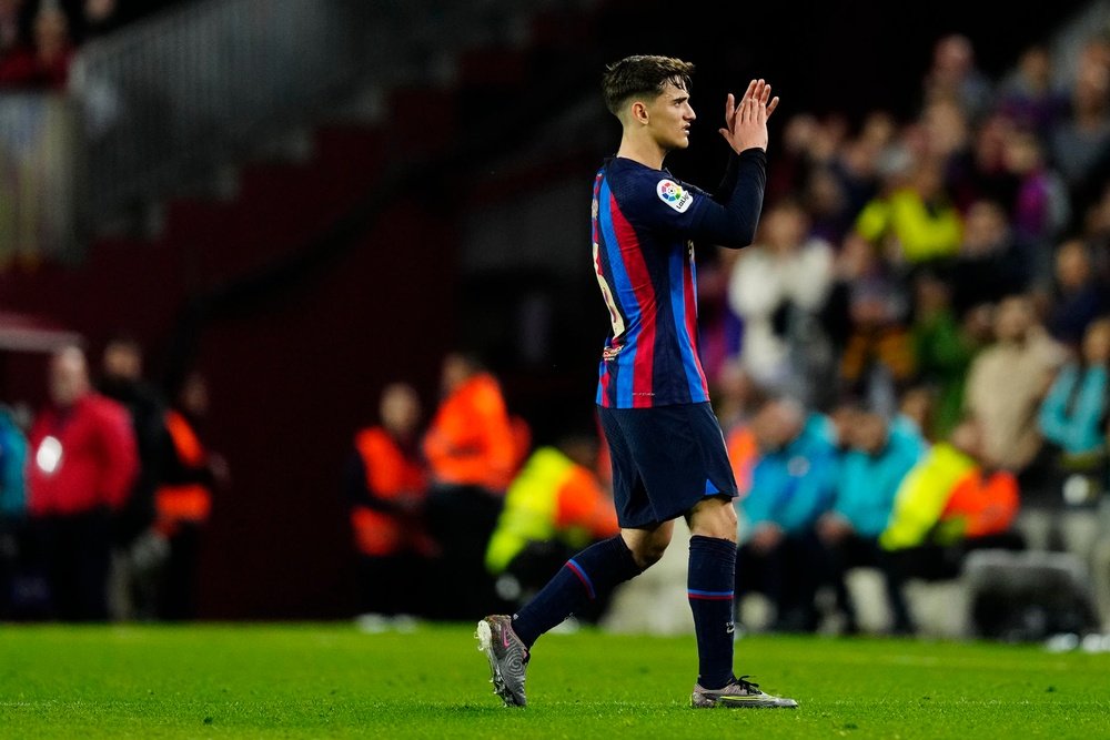 El Chelsea puede cubrirle de oro; el Barça trabaja para retenerlo. EFE