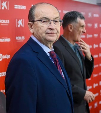 José Luis Mendilibar, y el presidente del Sevilla, José Castro, durante la presentación del técnico vasco en el estadio Ramón Sánchez Pizjúan como nuevo entrenador del Sevilla FC hasta el final de temporada. EFE/ Raúl Caro