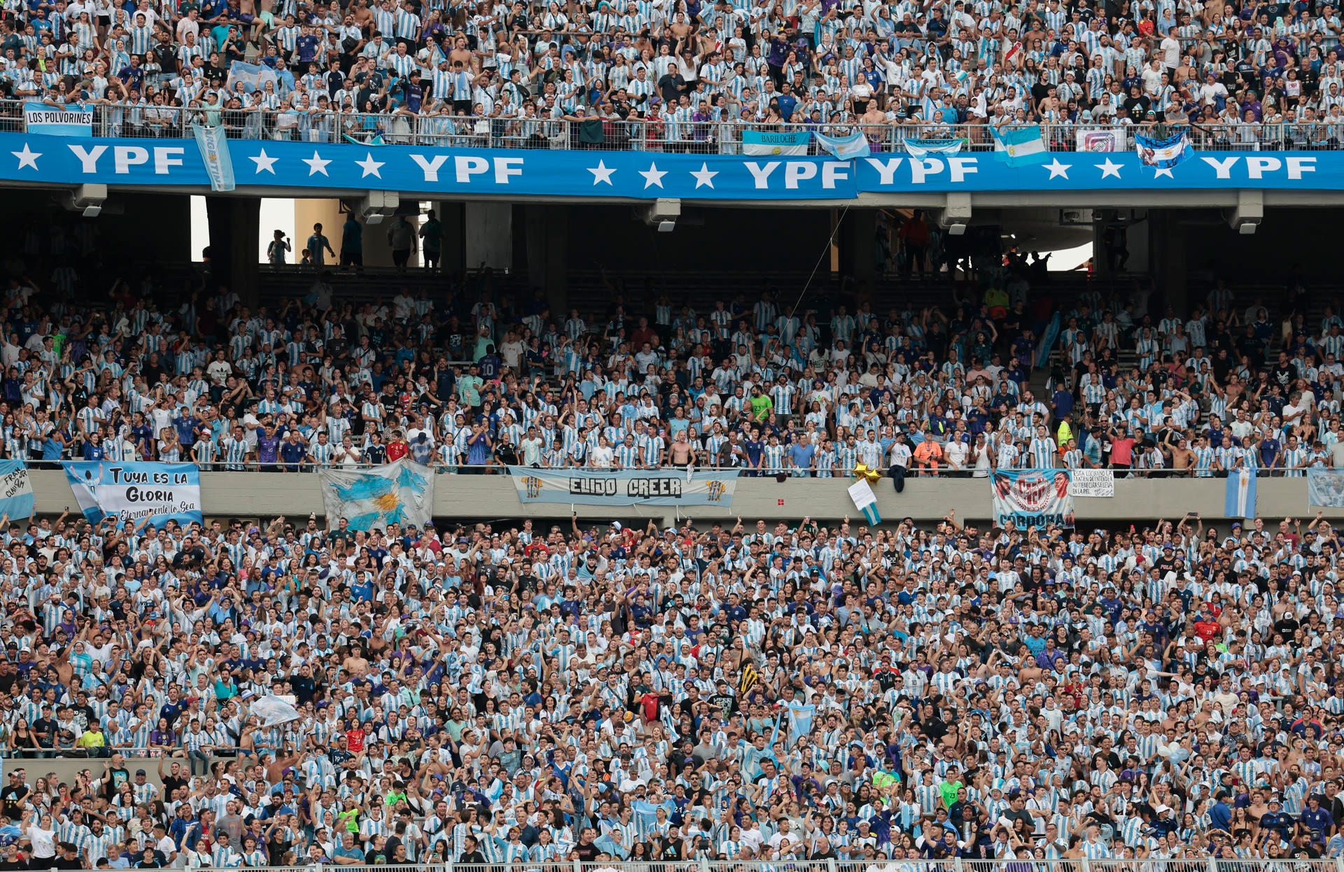 Hinchas de Argentina asisten a un partido amistoso entre las selecciones de Argentina y Panamá, en el Estadio Monumental, en Buenos Aires (Argentina). EFE/Juan Ignacio Roncoroni
