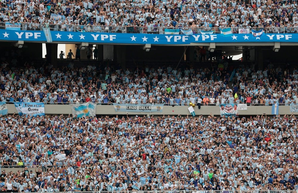Hinchas de Argentina asisten a un partido amistoso entre las selecciones de Argentina y Panamá, en el Estadio Monumental, en Buenos Aires (Argentina). EFE/Juan Ignacio Roncoroni