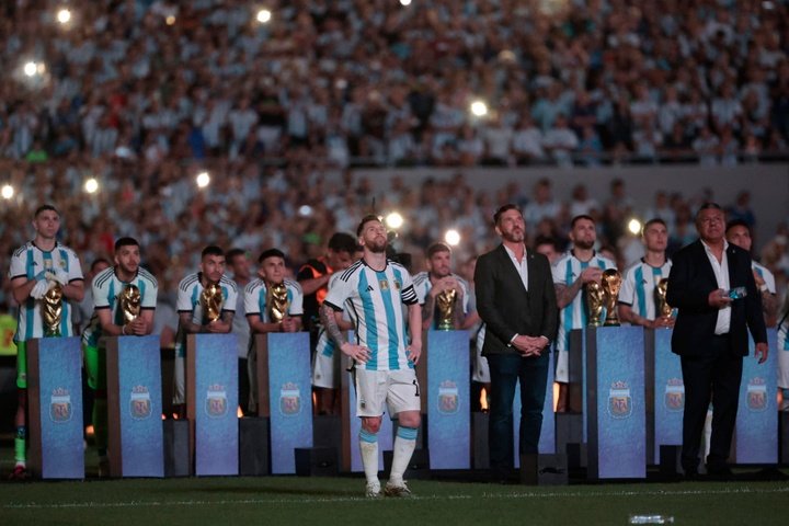 Argentina celebra o tricampeonato com discurso e golaço de Messi