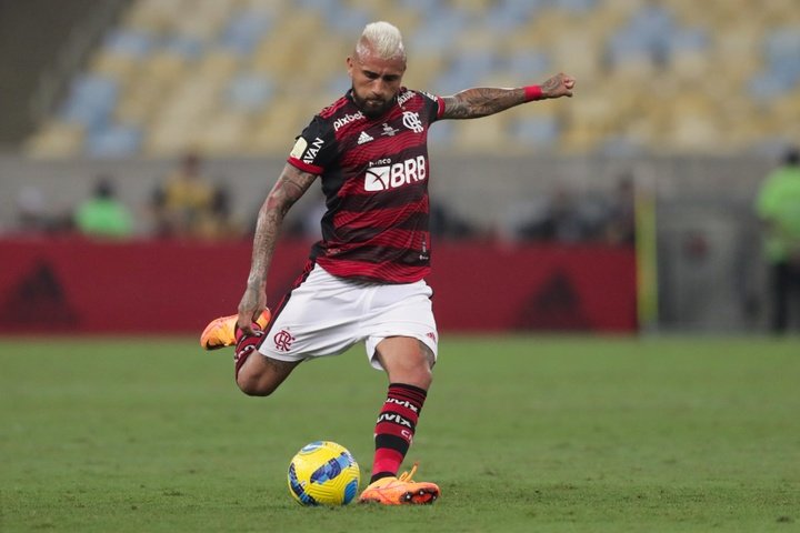 Vidal rompe con Flamengo y jugará en Athletico Paranaense