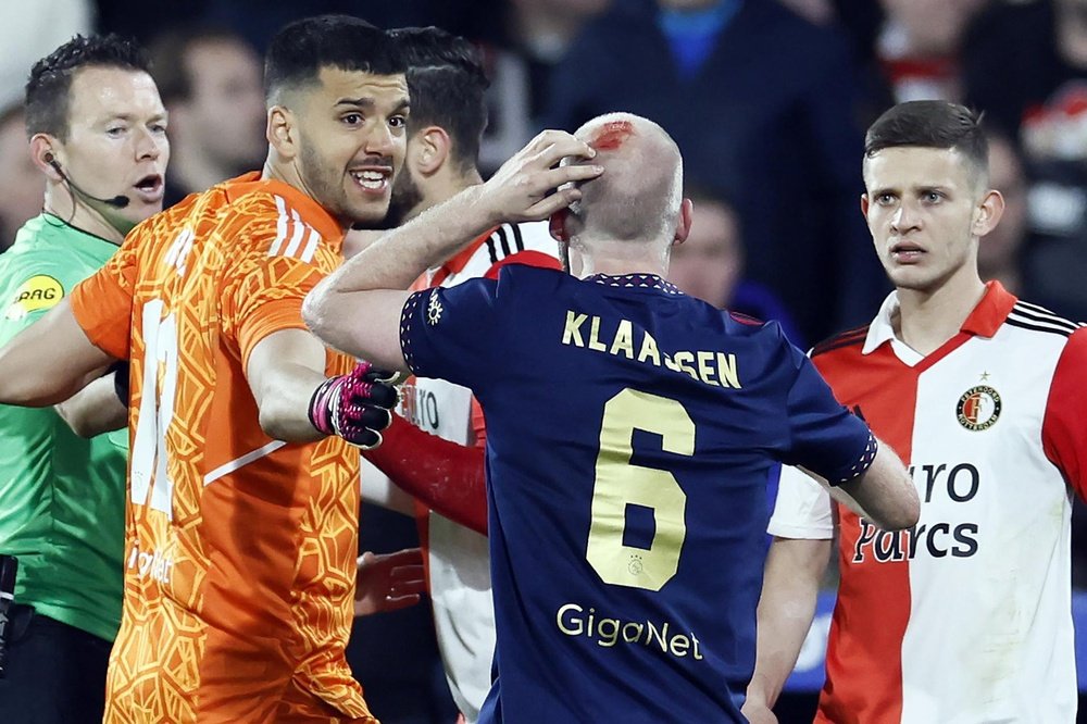 El Feyenoord-Ajax se detuvo por el lanzamiento de objetos. EFE