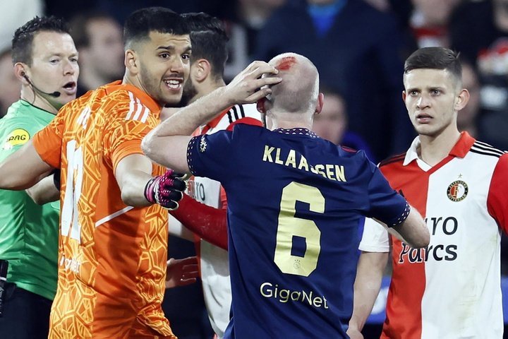 El Feyenoord-Ajax, detenido por lluvia de objetos: ¡Klaassen se fue sangrando por la cabeza!