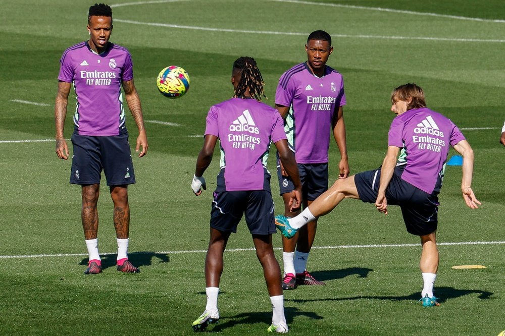 Camavinga completed Saturday's training session with a bandage on his knee. EFE