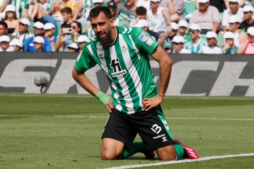 El delantero del Betis Borja Iglesias durante el partido de LaLiga correspondiente a la jornada 28, disputado este domingo en el estadio Benito Villamarín de Sevilla. EFE/José Manuel Vidal