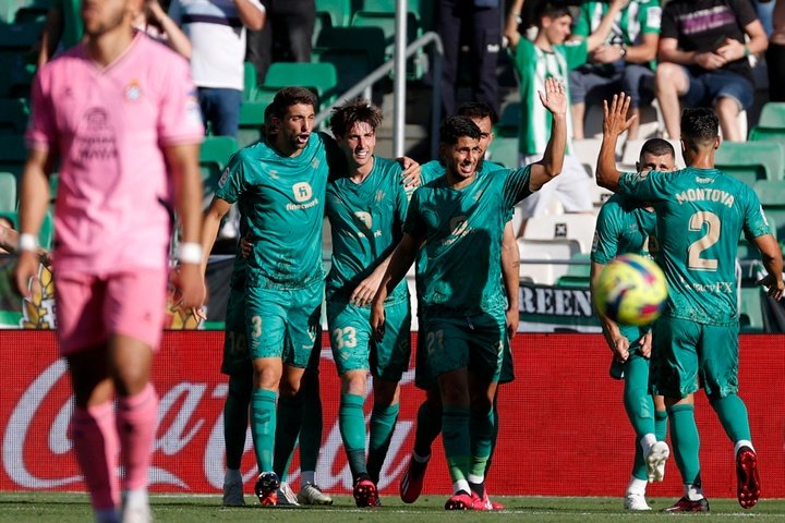 Los jugadores del Betis celebran el segundo gol ante el Espanyol, durante el partido de Liga en Primera División que Real Betis y RCD Espanyol disputaron en el estadio Benito Villamarín, en Sevilla. EFE/Julio Muñoz