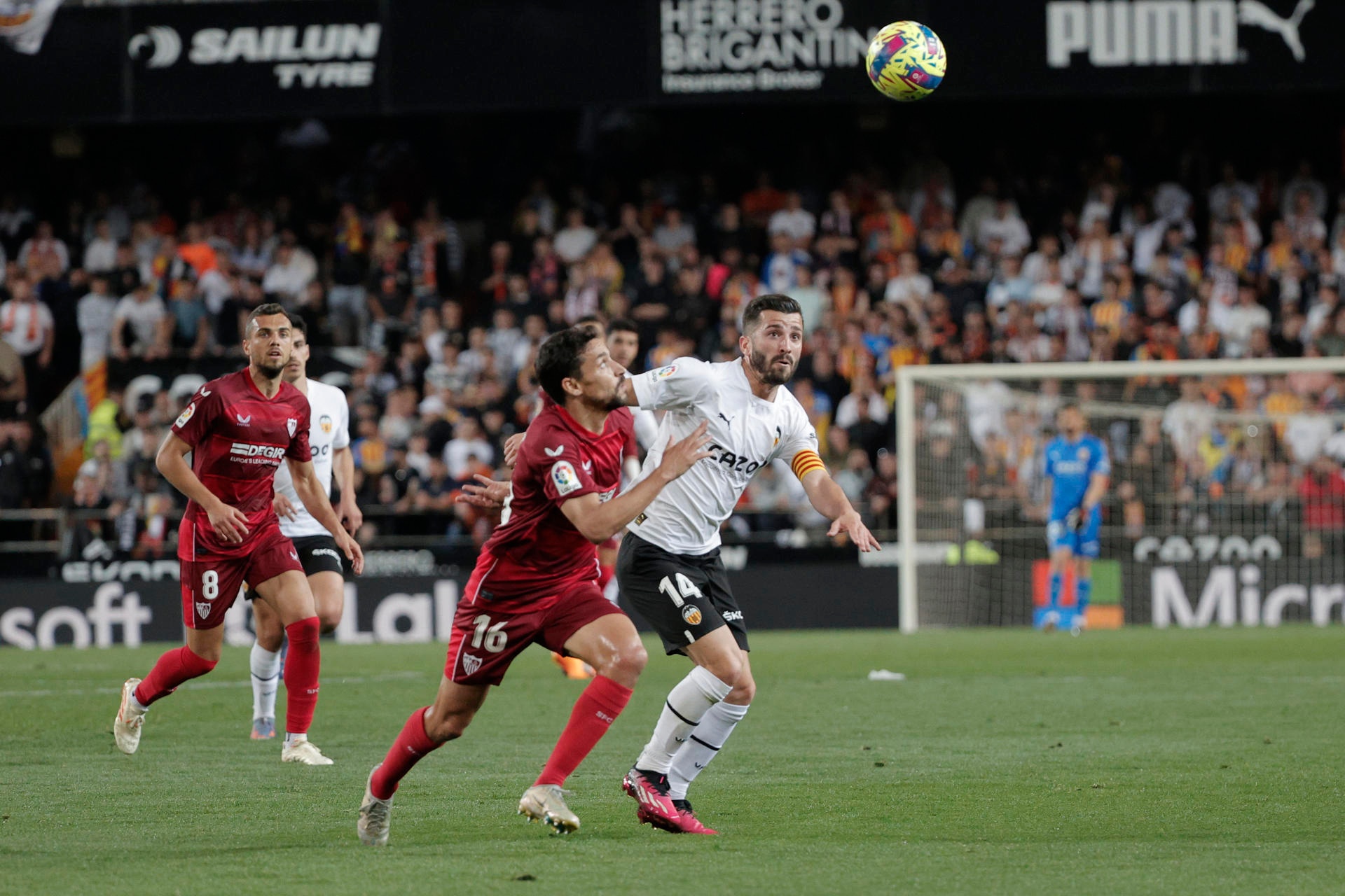 El Sevilla le ganó al Valencia por 0-2. EFE