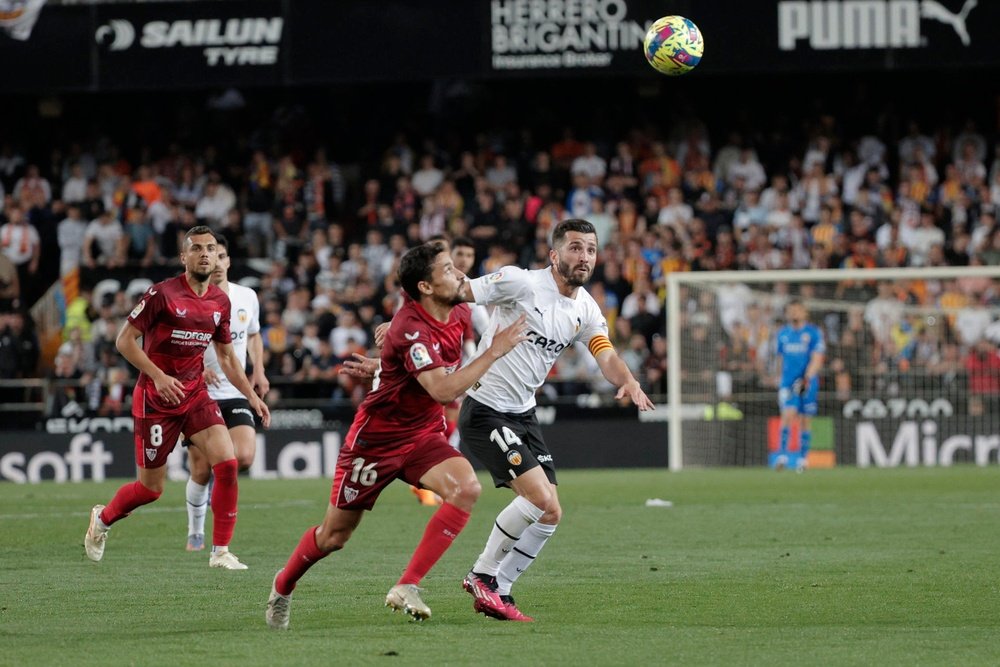 El Sevilla le ganó al Valencia por 0-2. EFE