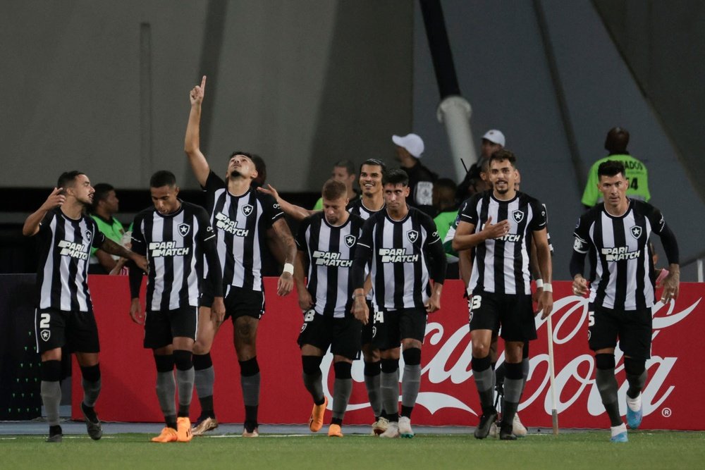 Jogadores com a camisa do Botafogo. EFE/Antonio Lacerda
