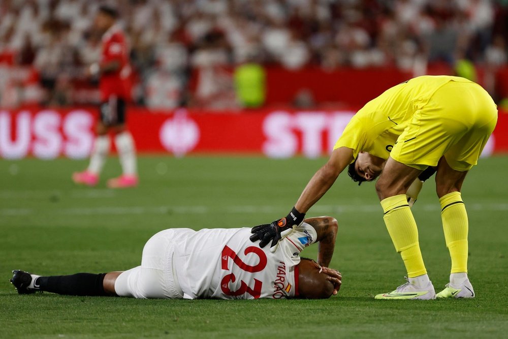 El defensa brasileño del Sevilla FC Marcao, en el momento en el que cae lesionado durante el partido de vuelta de cuartos de final de Liga Europa ante el Manchester United. EFE/ Julio Muñoz