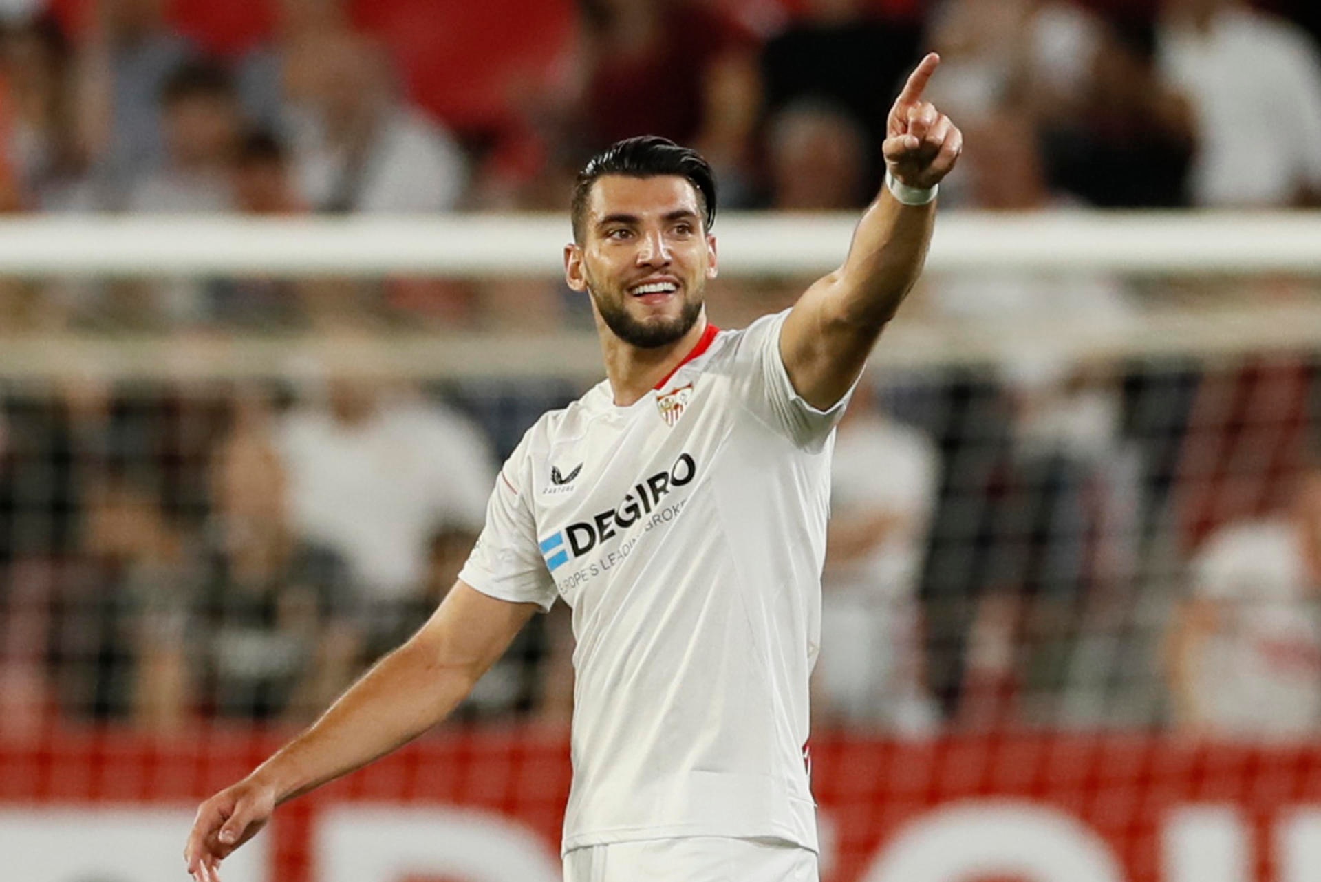 El delantero del Sevilla, Rafa Mir, celebra el primer gol del equipo andaluz durante el encuentro correspondiente a la jornada 30 de primera división en el estadio Sánchez Pizjuán, en Sevilla. EFE/José Manuel Vidal.