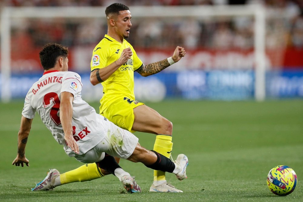 El delantero del Villarreal, Yeremy Pino (d), disputa el balón ante el defensa argentino del Sevilla, Gonzalo Montiel, durante el encuentro correspondiente a la jornada 30 de primera división en el estadio Sánchez Pizjuán, en Sevilla. EFE/José Manuel Vidal.