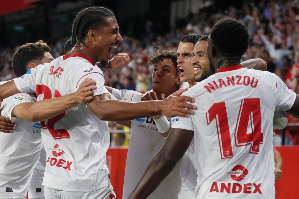 Los jugadores del Sevilla celebran el segundo gol del equipo andaluz durante el encuentro correspondiente a la jornada 30 de primera división que han disputado frente al Villarreal en el estadio Sánchez Pizjuán, en Sevilla. EFE/José Manuel Vidal.