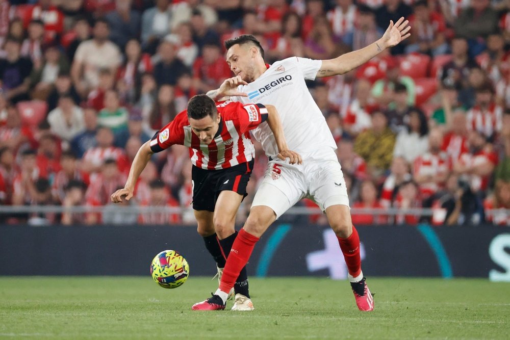 Herrera (L) will be unable to help his team on Monday. EFE