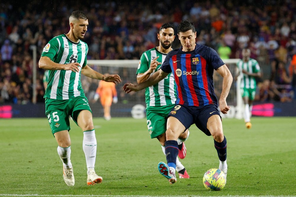 Robert Lewandowski reforçou o seu desejo de jogar com Messi. EFE