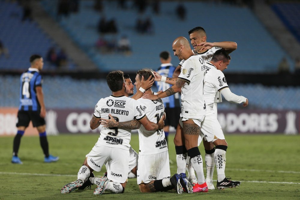 Róger Guedes brilha e o Corinthians volta a vencer oito jogos depois. EFE