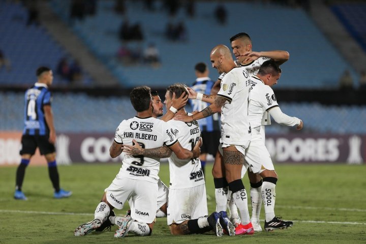Róger Guedes brilha e o Corinthians volta a vencer oito jogos depois