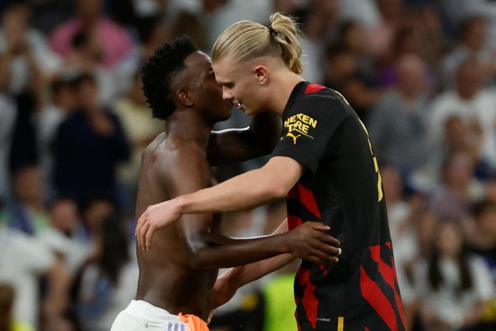 Vinicius Jr (L) opened the scoring in the 36th minute. EFE