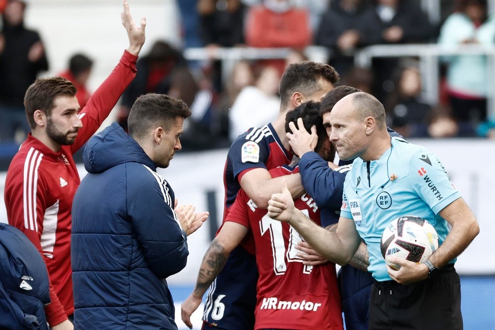 Les joueurs d'Osasuna rendent hommage à l'arbitre Mateu Lahoz. EFE
