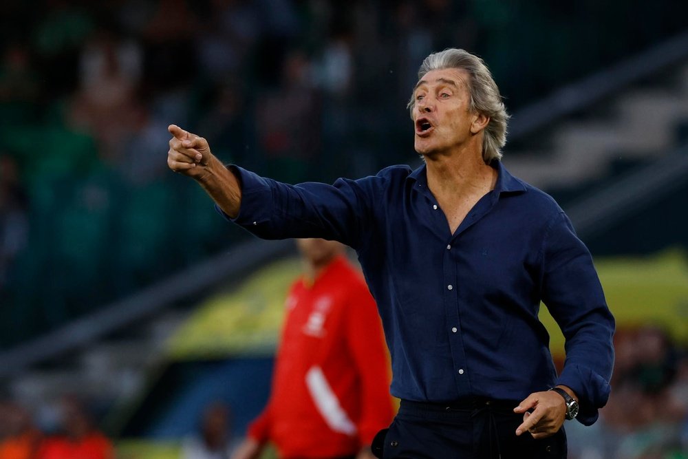 El técnico chileno del Betis, Manuel Pellegrini, durante el encuentro correspondiente a la jornada 34 de primera división frente al Rayo Vallecano en el estadio Benito Villamarín. EFE/Julio Muñoz.
