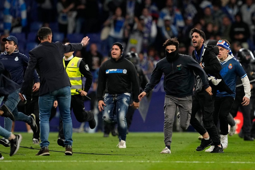 Apelación deja en solo 1 partido el cierre de Cornellà tras la invasión en el derbi catalán. EFE