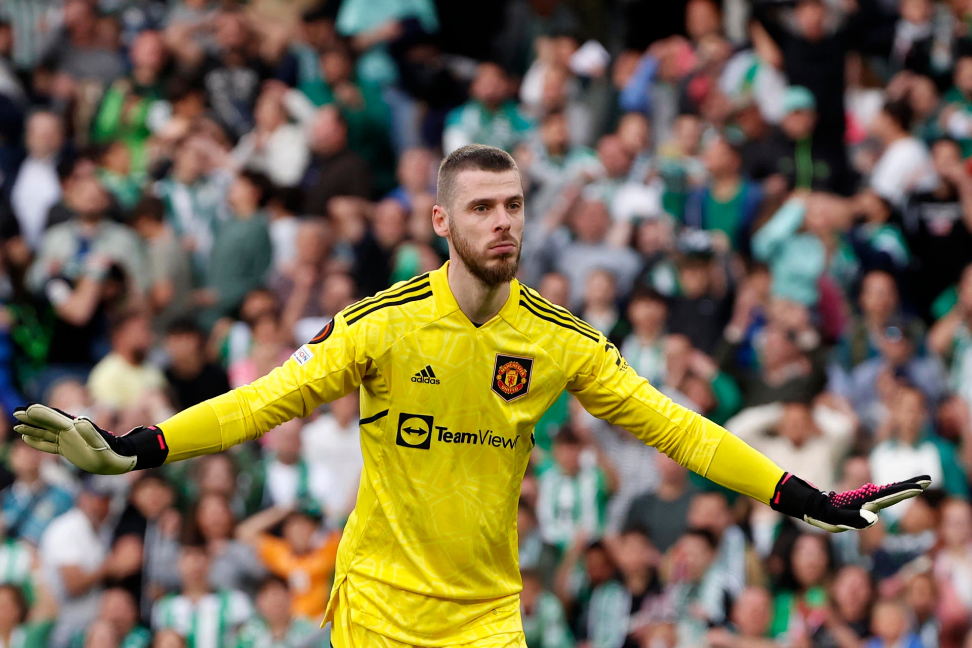According to 'The Athletic', David de Gea signed his renewal with Manchester United but the English club backed out and tried to reduce his salary in a new deal.
