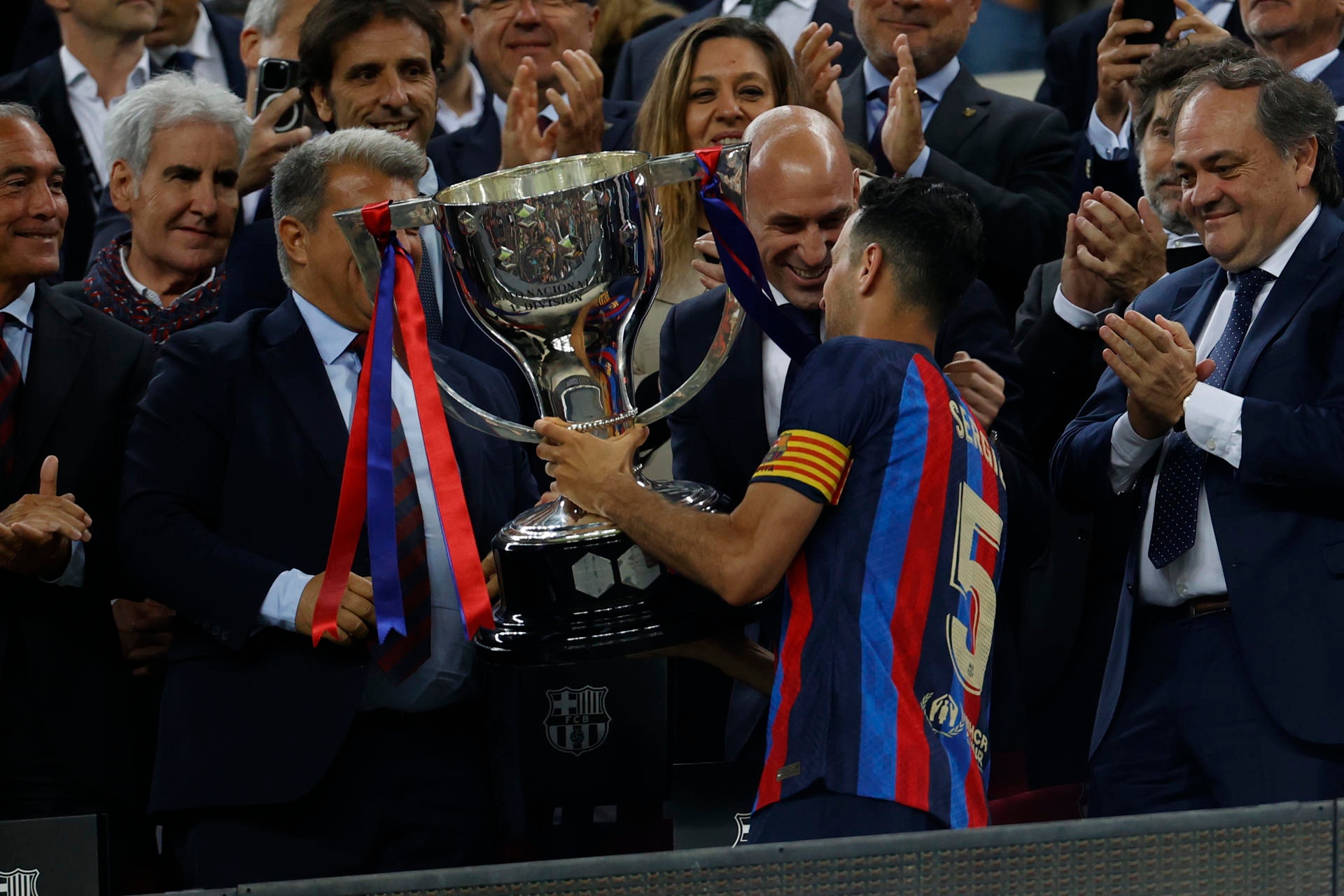 Busquets and Xavi expressed their pride and satisfaction. EFE