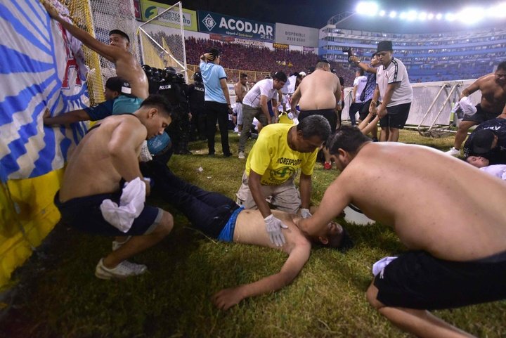 Tragedia en el fútbol: 12 muertos en El Salvador por una estampida