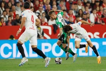 El delantero del Sevilla Bryan Gil (d) disputa una posesión ante Rodri (d) delantero del Real Betis durante el derbi, jornada 35 de LaLiga Santander que disputaron los dos equipos hispalenteses en el estadio Sánchez Pizjuan de la capital andaluza. EFE/ José Manuel Vidal