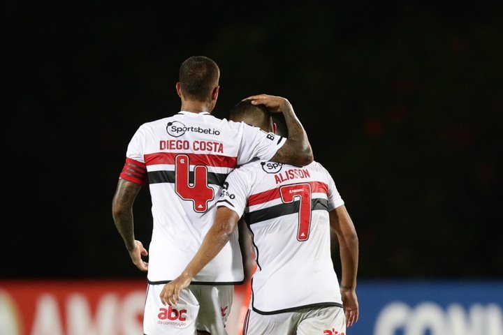 Alisson e Diego Costa, com a camisa do São Paulo, em foto de arquivo.  EFE/Rayner Peña